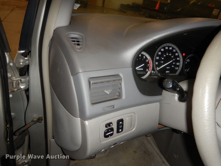 image for item DI6707 2004 Toyota Sienna LE  van