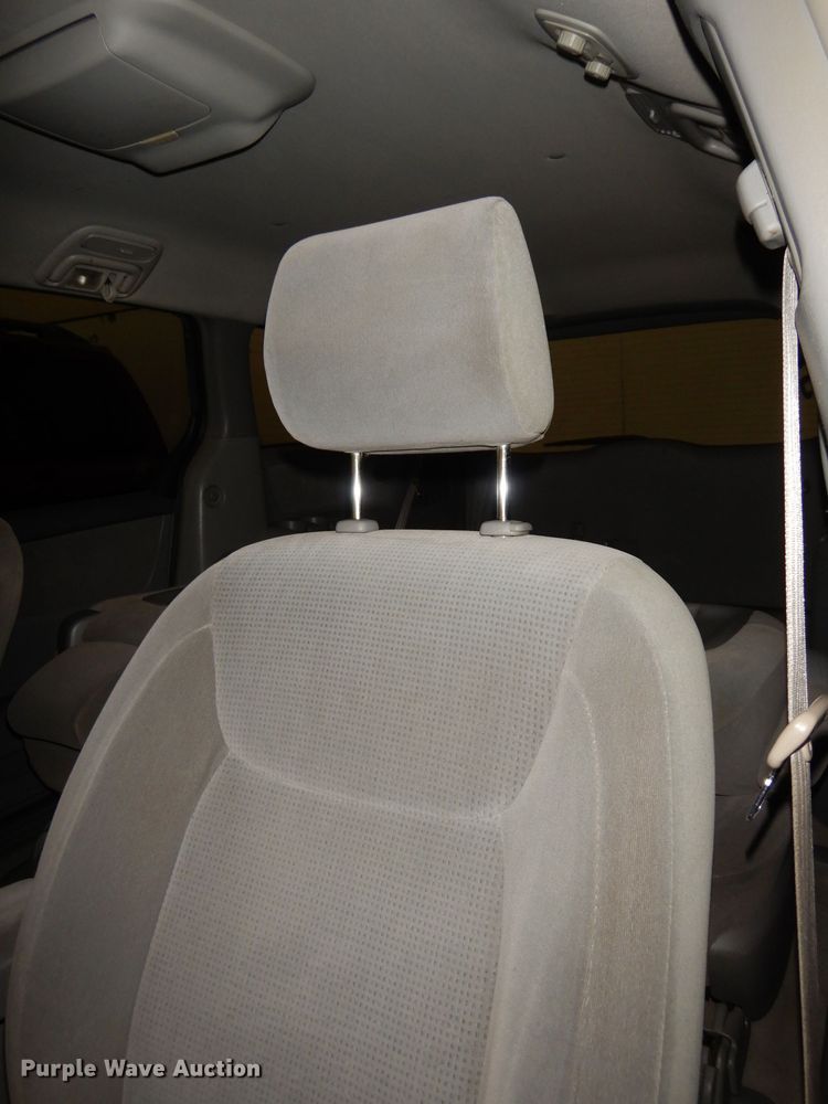 image for item DI6707 2004 Toyota Sienna LE  van