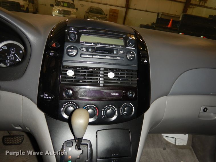 image for item DI6707 2004 Toyota Sienna LE  van