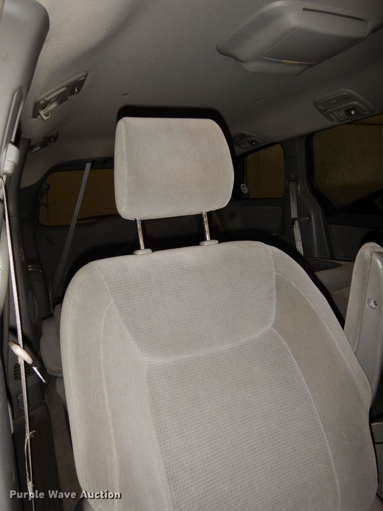 image for item DI6707 2004 Toyota Sienna LE  van