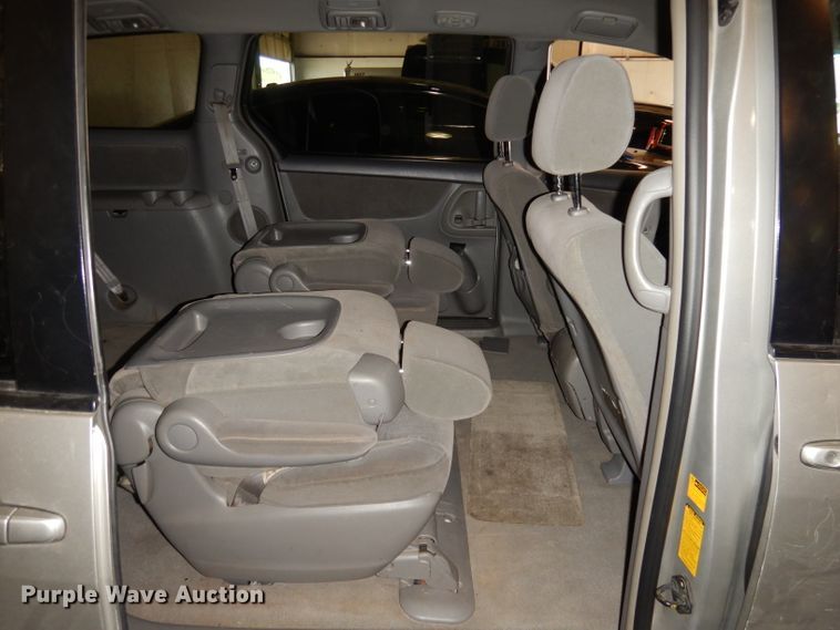 image for item DI6707 2004 Toyota Sienna LE  van