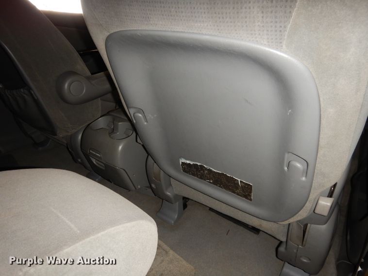 image for item DI6707 2004 Toyota Sienna LE  van