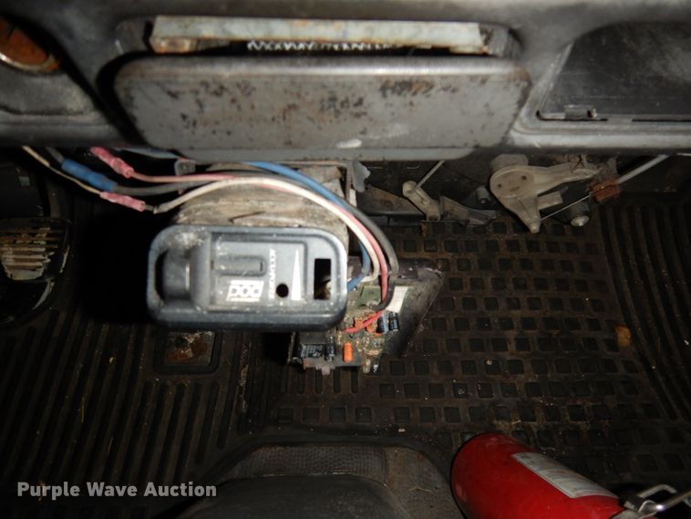 image for item DI6721 1999 Isuzu NPR  flatbed truck