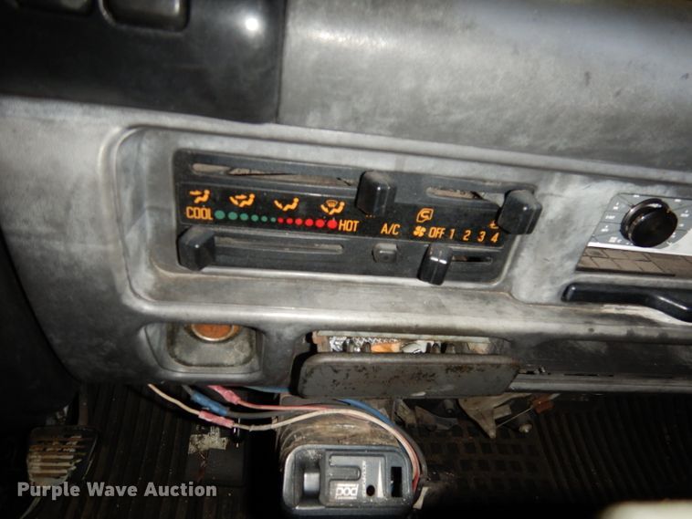 image for item DI6721 1999 Isuzu NPR  flatbed truck