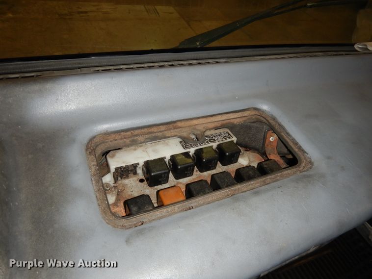 image for item DI6721 1999 Isuzu NPR  flatbed truck