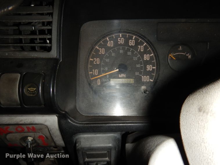 image for item DI6721 1999 Isuzu NPR  flatbed truck