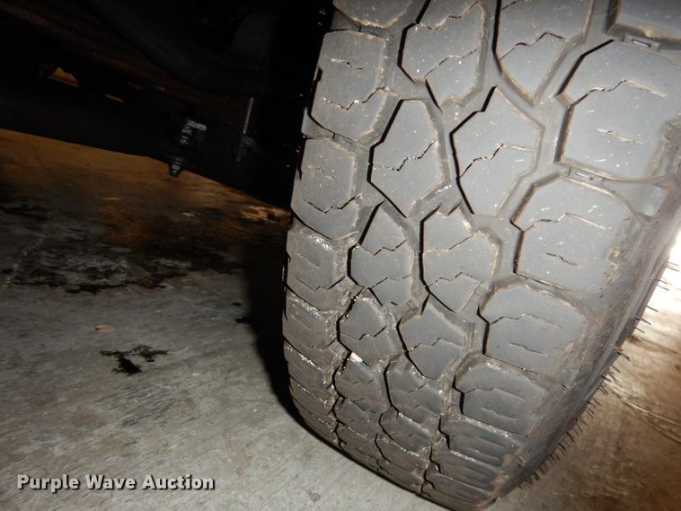 image for item DI6721 1999 Isuzu NPR  flatbed truck