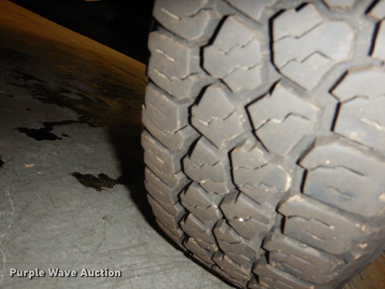 image for item DI6721 1999 Isuzu NPR  flatbed truck