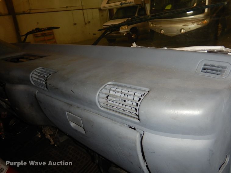 image for item DI6721 1999 Isuzu NPR  flatbed truck