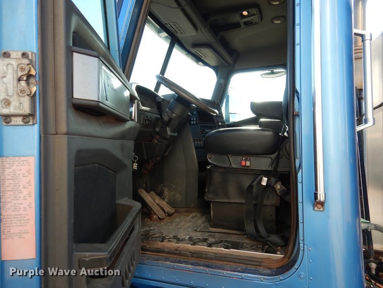 image for item AF9891 2013 Caterpillar CT660  semi truck