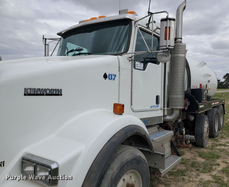 image for item DI4790 2007 Kenworth T800  vacuum truck