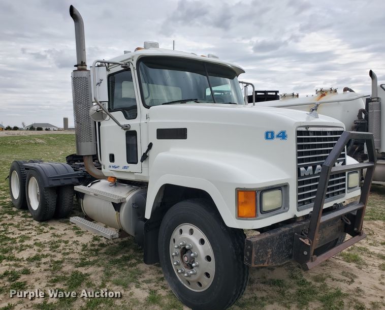 image for item DI4791 2004 Mack CH613  semi truck