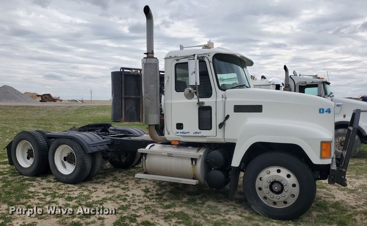 image for item DI4791 2004 Mack CH613  semi truck