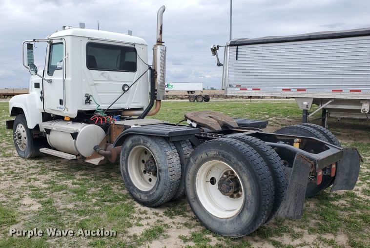 image for item DI4791 2004 Mack CH613  semi truck