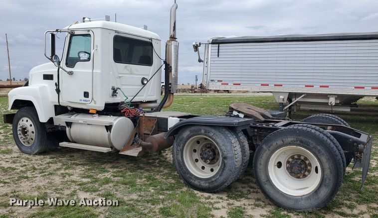 image for item DI4791 2004 Mack CH613  semi truck