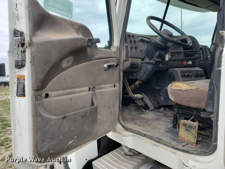 image for item DI4791 2004 Mack CH613  semi truck