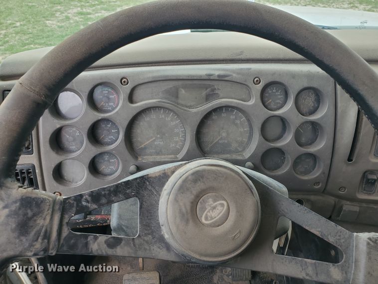 image for item DI4791 2004 Mack CH613  semi truck