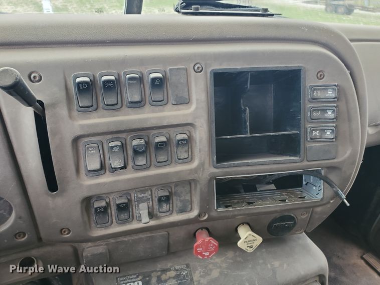 image for item DI4791 2004 Mack CH613  semi truck