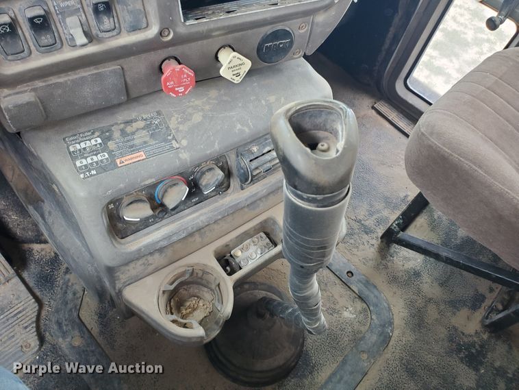 image for item DI4791 2004 Mack CH613  semi truck