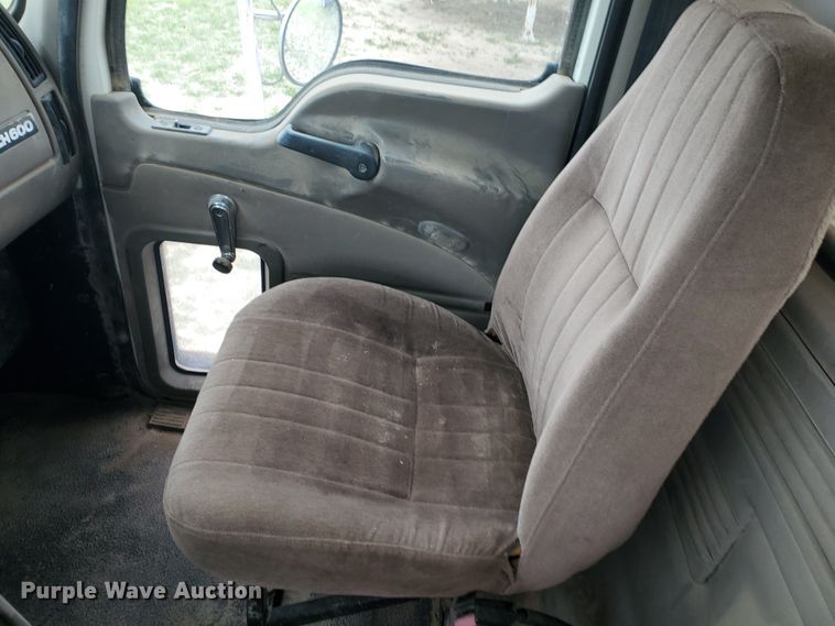 image for item DI4791 2004 Mack CH613  semi truck