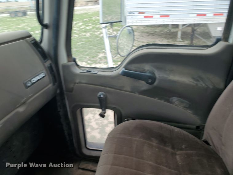 image for item DI4791 2004 Mack CH613  semi truck