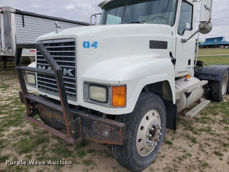 image for item DI4791 2004 Mack CH613  semi truck