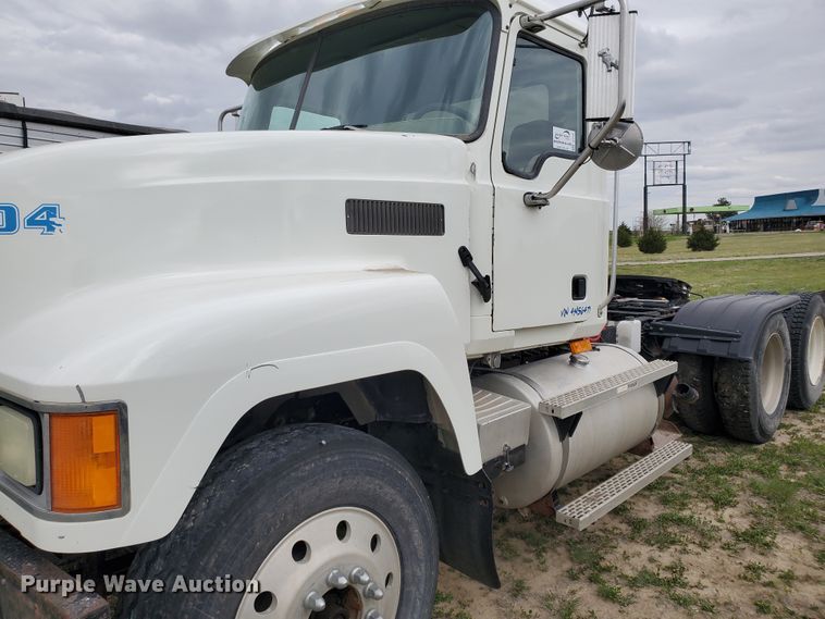 image for item DI4791 2004 Mack CH613  semi truck