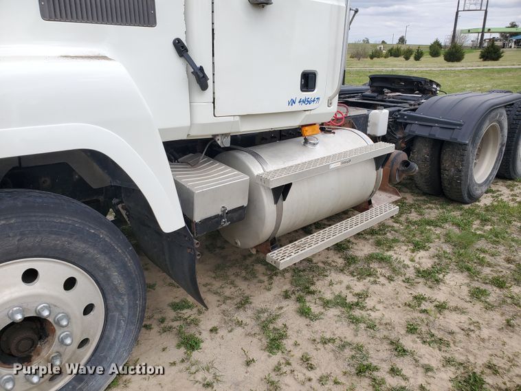 image for item DI4791 2004 Mack CH613  semi truck