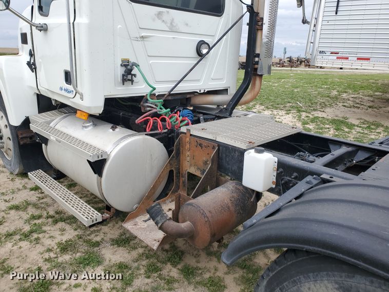 image for item DI4791 2004 Mack CH613  semi truck