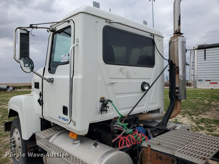 image for item DI4791 2004 Mack CH613  semi truck