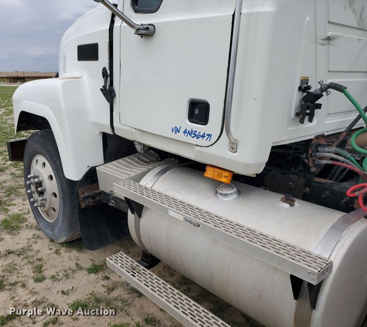 image for item DI4791 2004 Mack CH613  semi truck