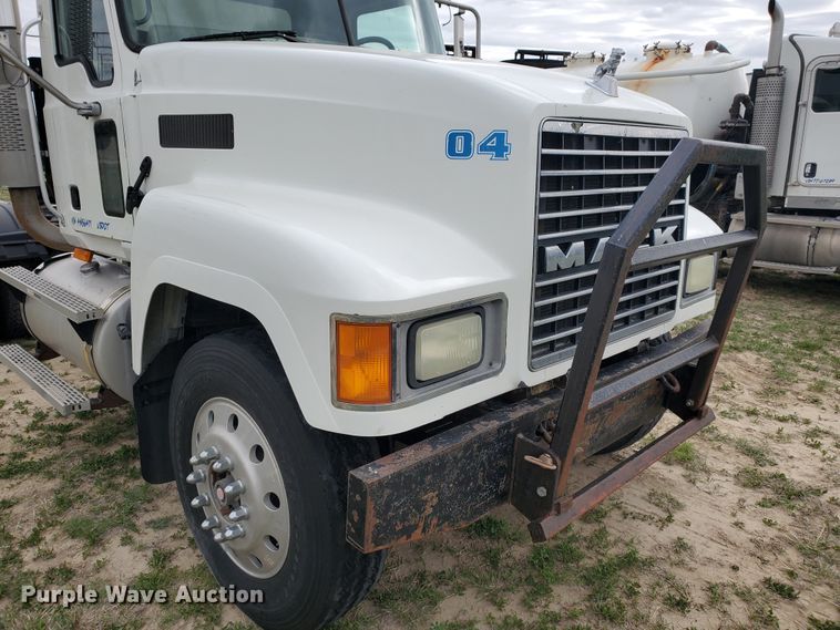 image for item DI4791 2004 Mack CH613  semi truck