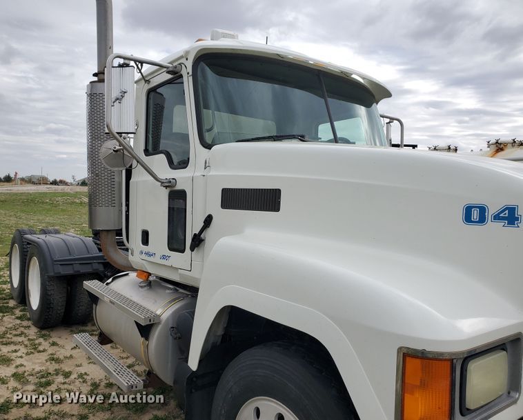 image for item DI4791 2004 Mack CH613  semi truck