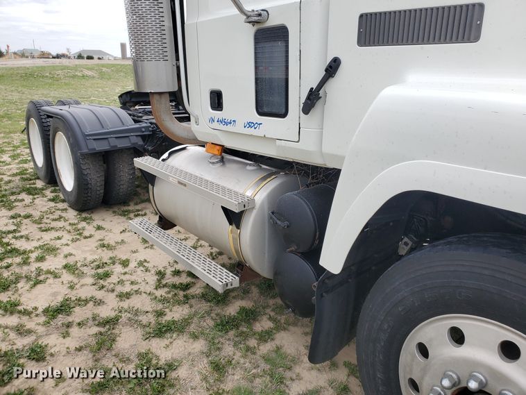 image for item DI4791 2004 Mack CH613  semi truck