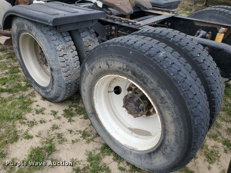 image for item DI4791 2004 Mack CH613  semi truck