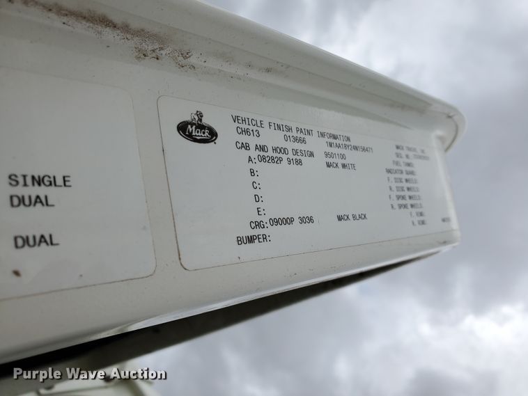 image for item DI4791 2004 Mack CH613  semi truck