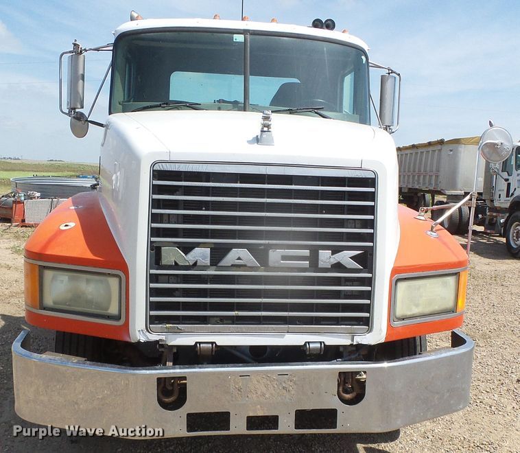 image for item DI5660 2002 Mack CH600  semi truck
