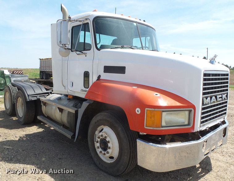 image for item DI5660 2002 Mack CH600  semi truck