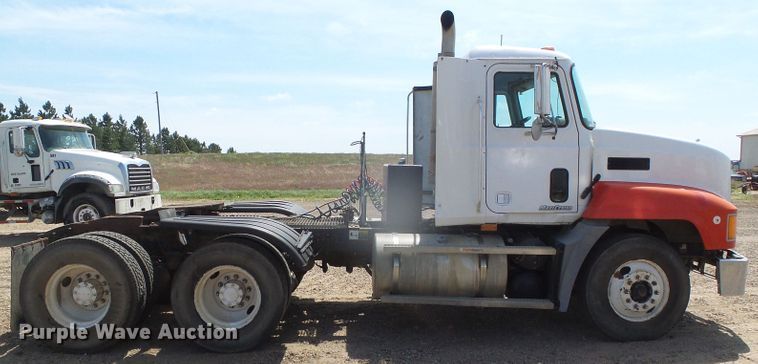 image for item DI5660 2002 Mack CH600  semi truck