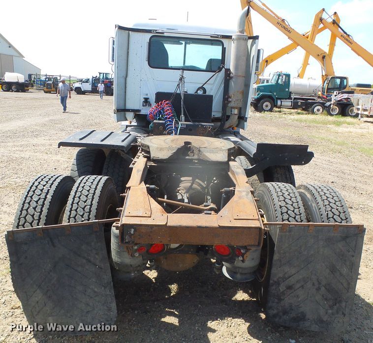 image for item DI5660 2002 Mack CH600  semi truck