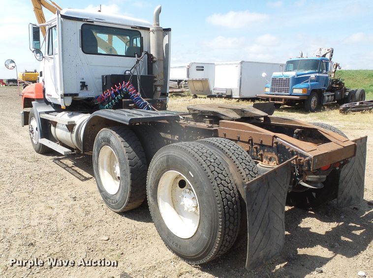 image for item DI5660 2002 Mack CH600  semi truck