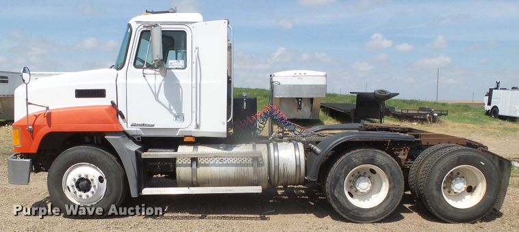 image for item DI5660 2002 Mack CH600  semi truck