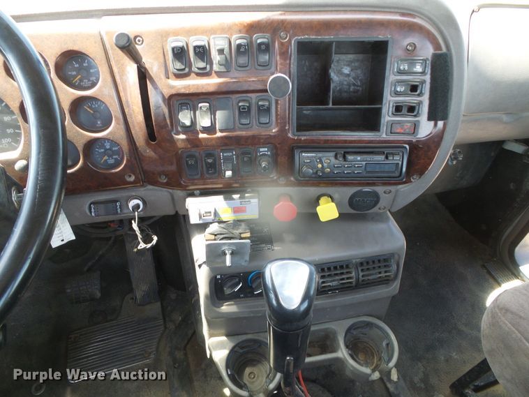 image for item DI5660 2002 Mack CH600  semi truck