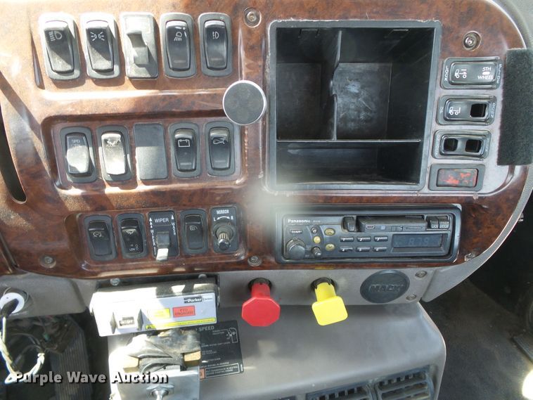 image for item DI5660 2002 Mack CH600  semi truck