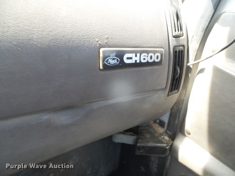 image for item DI5660 2002 Mack CH600  semi truck