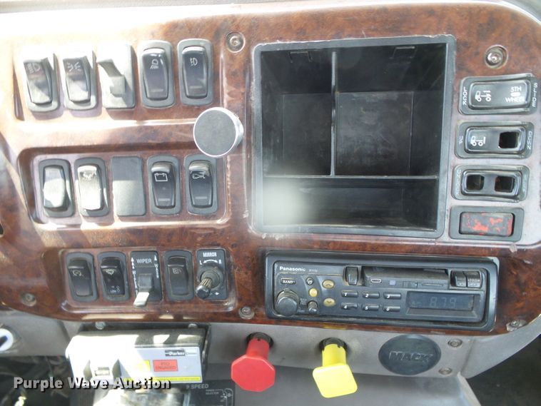 image for item DI5660 2002 Mack CH600  semi truck