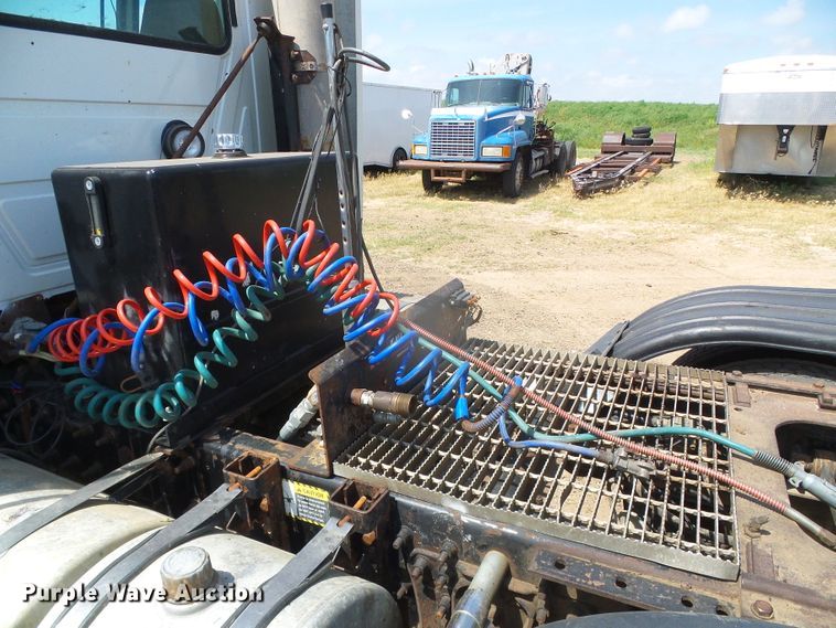 image for item DI5660 2002 Mack CH600  semi truck