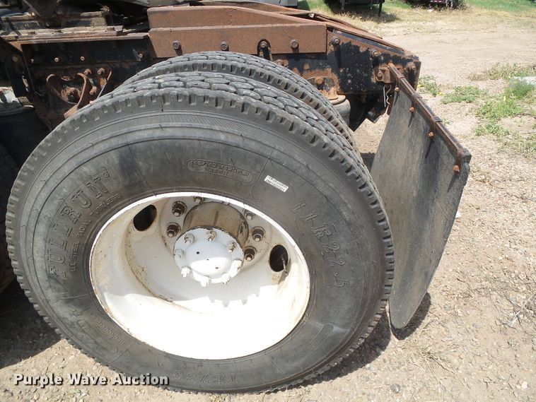 image for item DI5660 2002 Mack CH600  semi truck