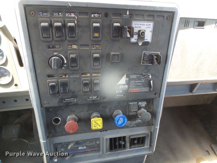 image for item DI5665 1998 Mack CH613  crane truck