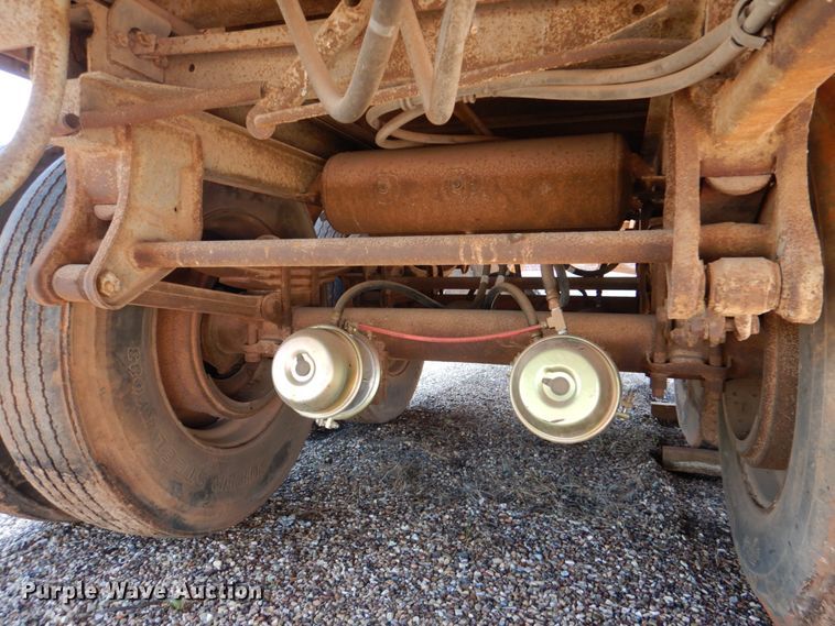 image for item DJ0470 1984 Utility R450CX  dry van trailer